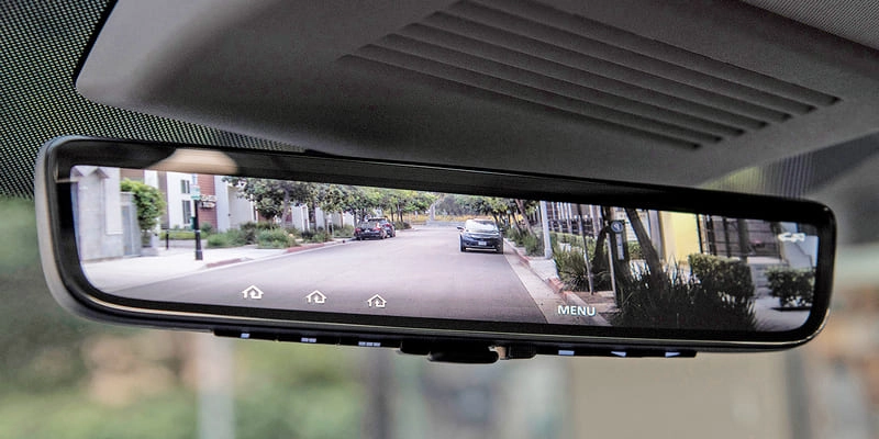 Gương chiếu hậu hỗ trợ lái xe an toàn hiển thị hình ảnh rõ nét từ camera góc rộng, giúp loại bỏ điểm mù.