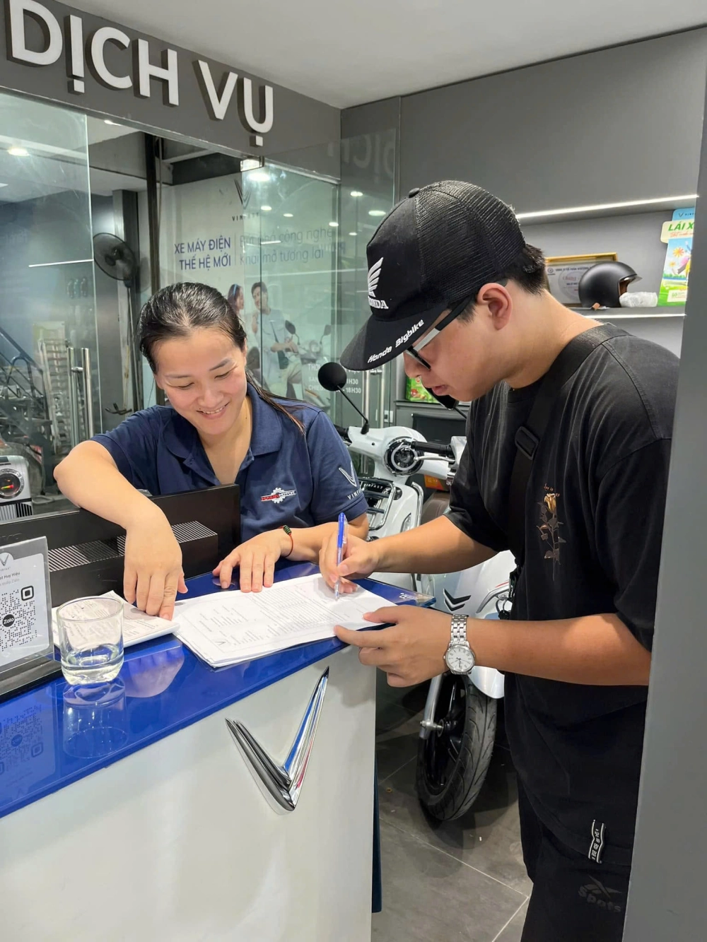 Khách hàng ký hợp đồng thuê pin VinFast