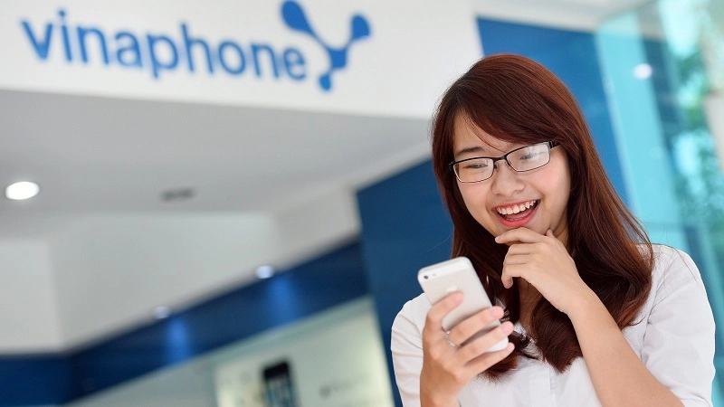 Khách hàng sử dụng SIM 084 với nụ cười tự tin