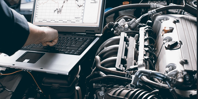 Kỹ sư sử dụng phần mềm chuyên dụng để điều chỉnh ECU để tăng hiệu suất, tối ưu hóa sức mạnh động cơ.