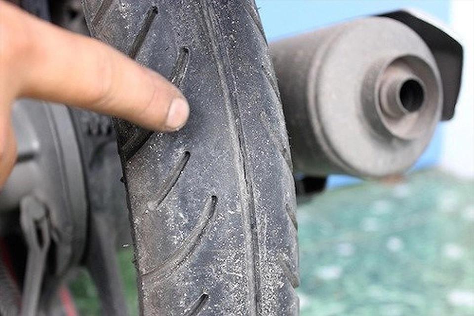 Hình ảnh so sánh lốp xe mới và lốp xe đã mòn quá mức
