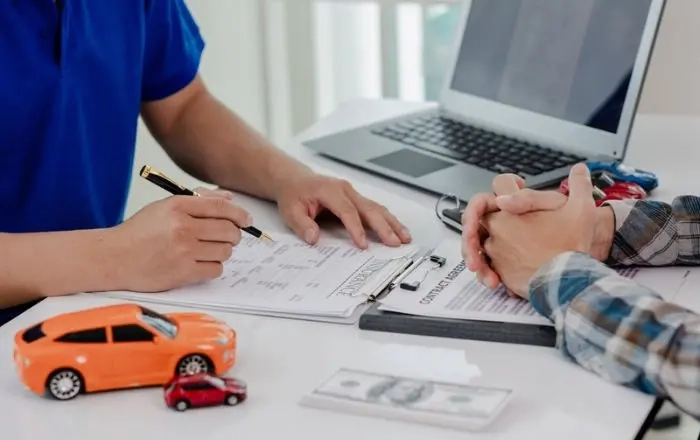Nhân viên ngân hàng tư vấn chi tiết về quy trình vay mua xe trả góp cho khách hàng.