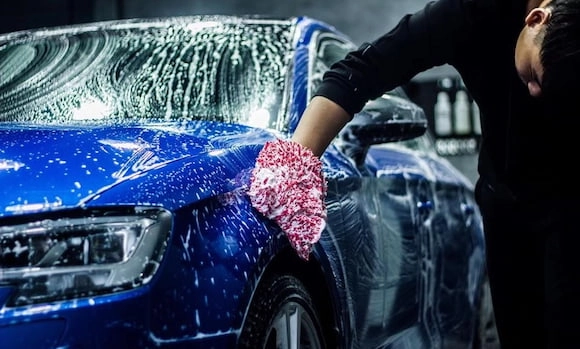 Rửa xe đúng cách giúp giữ màu sơn xe lâu bền và loại bỏ bụi bẩn hiệu quả
