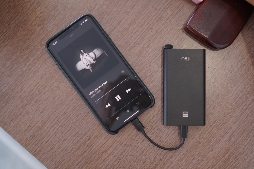 sử dụng thiết bị FiiO Q3 với iPhone và cảm nhận âm thanh mượt mà 