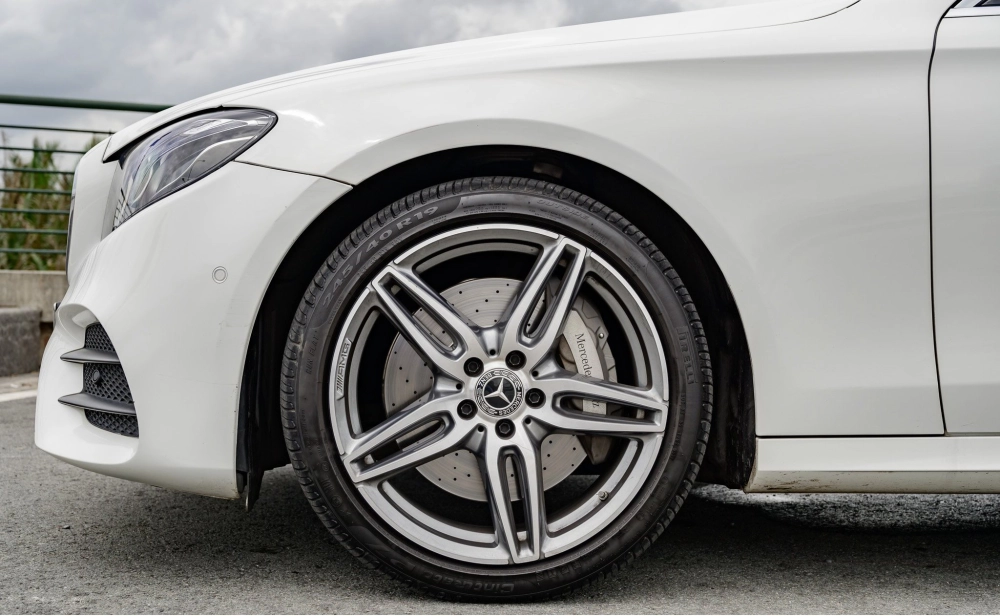 Khám phá công nghệ lốp runflat trên các dòng xe sang BMW và Mercedes.