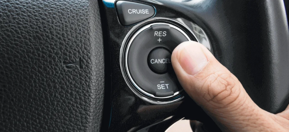 Nút cruise control trên vô lăng giúp hướng dẫn sử dụng cruise control dễ dàng cho tài xế mới