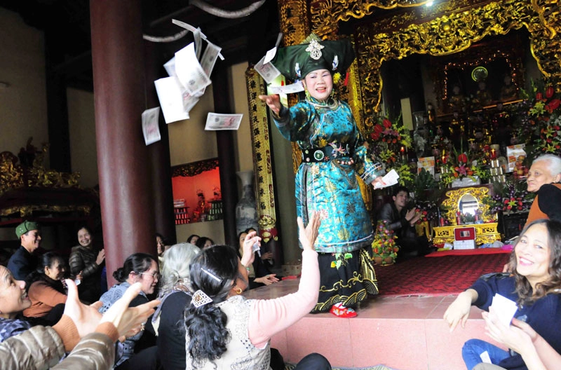 Một người nhập đồng trong lễ hội với khái niệm hiện đại của đồng bóng