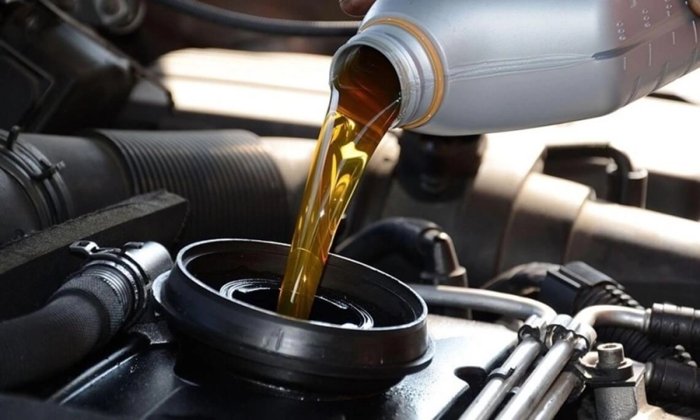 Điều kiện đường bụi bặm đòi hỏi kiểm tra dầu máy thường xuyên hơn để bảo vệ động cơ