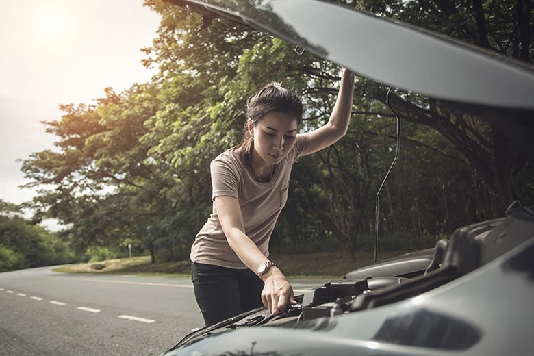 Một tình huống thực tế yêu cầu xử lý chết máy khi lái xe số sàn khi xe dừng đột ngột.