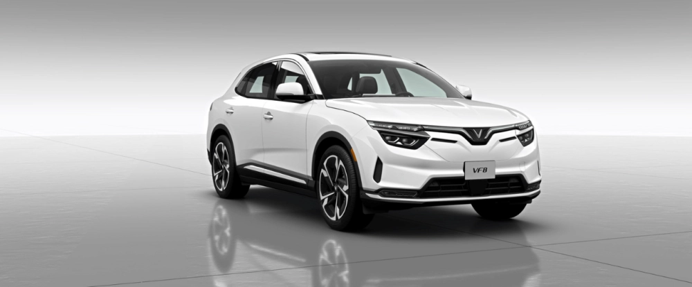 VinFast VF 8 mới nhất khoe dáng mạnh mẽ tại showroom VinFast