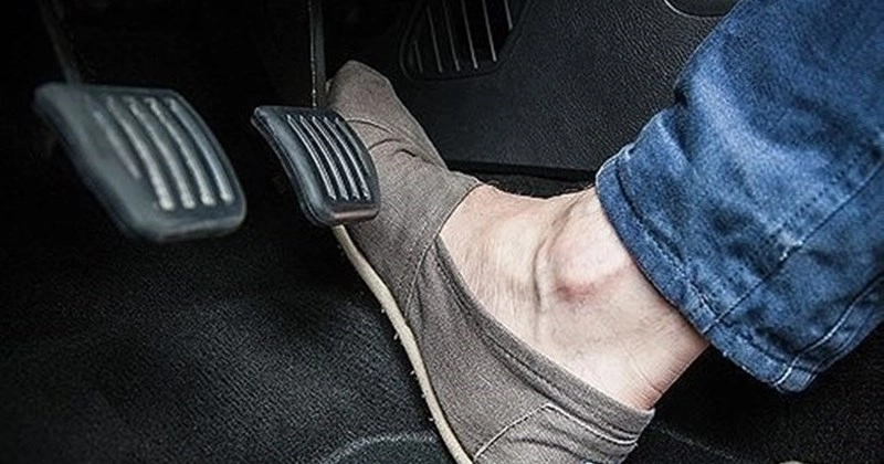 Đạp phanh nhẹ nhàng giúp bạn áp dụng kỹ thuật lái xe số tự động cơ bản một cách an toàn.