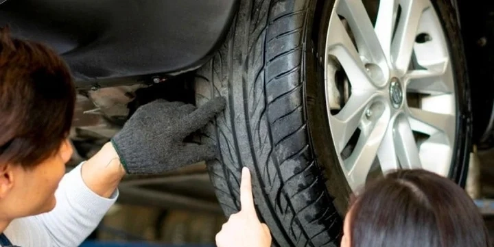 Tài xế kiểm tra lốp xe trước khi khởi hành theo hướng dẫn lái xe đường trơn để đảm bảo an toàn
